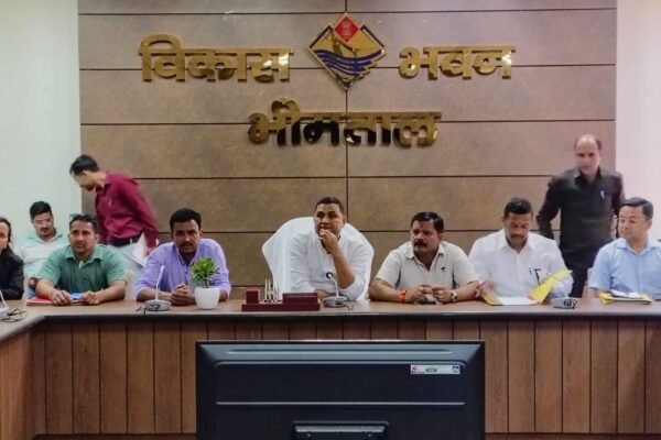 Bhimtal: भीमताल में कथित पहचान छुपाकर धोखाधड़ी का मामला, मंत्री राम सिंह कैड़ा ने पुलिस प्रशासन को दिये सख्त कार्रवाई के दिए निर्देश