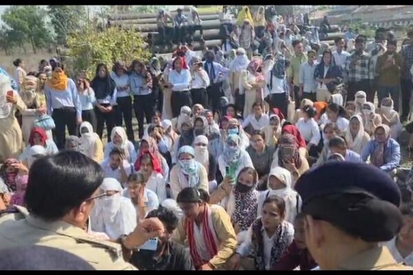 Nainital: नैनीताल पुलिस और श्रम विभाग की मध्यस्थता से कंपनी विवाद सुलझा, 12 मांगें मंजूर