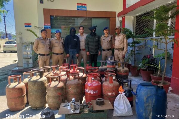 Ramnagar: नैनीताल पुलिस की बड़ी कामयाबी में अवैध एलपीजी रिफिलिंग गैंग ध्वस्त, 34 सिलेंडर बरामद कर 2 आरोपी दबोचे