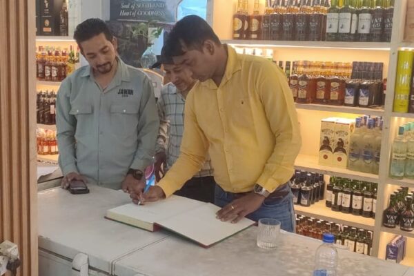 Haldwani: हल्द्वानी में मदिरा दुकानों पर बड़ी कार्रवाई, डीएम के निर्देश पर 12 दुकानों में छापेमारी, कई अनियमितताएं उजागर