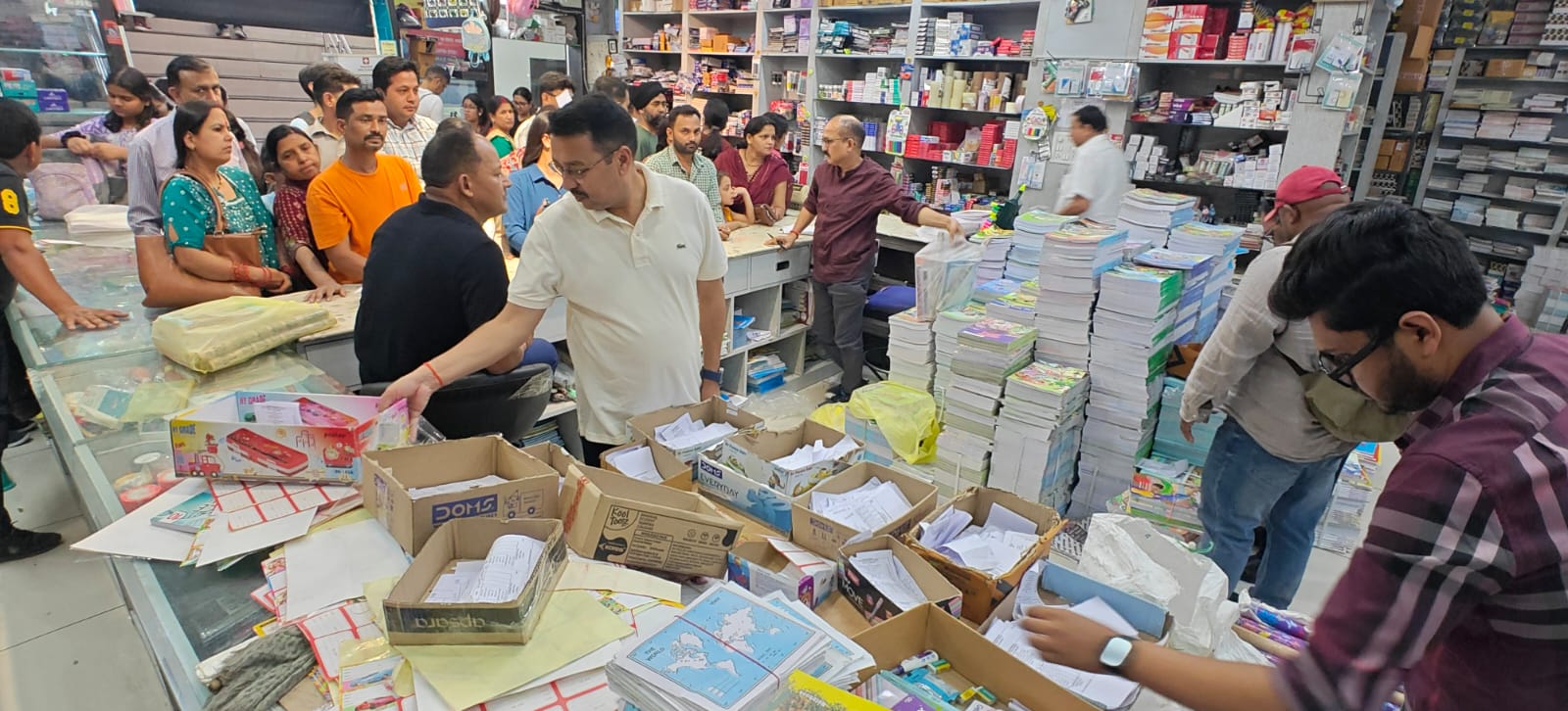 Haldwani: कालाढूंगी रोड के बुक सेलर्स पर प्रशासन का शिकंजा, महंगी गैर-एनसीईआरटी किताबों पर सख्ती के निर्देश