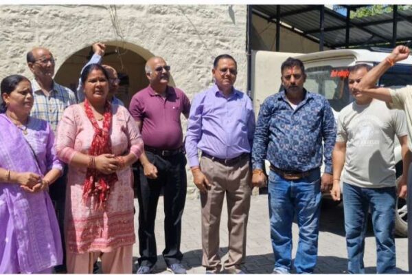 Haldwani: हल्द्वानी में गैस संकट पर फूटा गुस्सा, बुजुर्गों ने एसडीएम कोर्ट में किया जोरदार प्रदर्शन