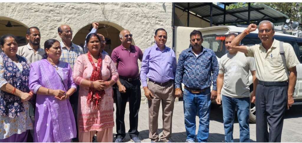 Haldwani: हल्द्वानी में गैस संकट पर फूटा गुस्सा, बुजुर्गों ने एसडीएम कोर्ट में किया जोरदार प्रदर्शन