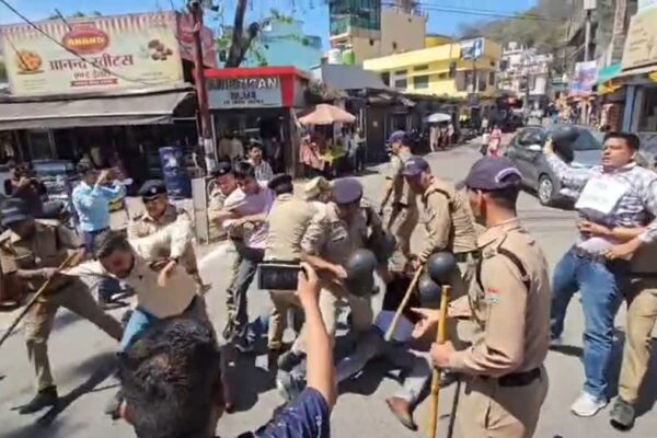 Ramnagar: रामनगर में सीएम धामी के दौरे से पहले यूथ कांग्रेस का हंगामा, काले गुब्बारों के साथ विरोध और पुलिस से झड़प