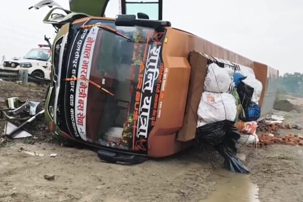 Rudrapur: गदरपुर में दर्दनाक बस हादसा, नेपाल जा रही मैत्री बस पलटने से एक माह की मासूम समेत 9 घायल