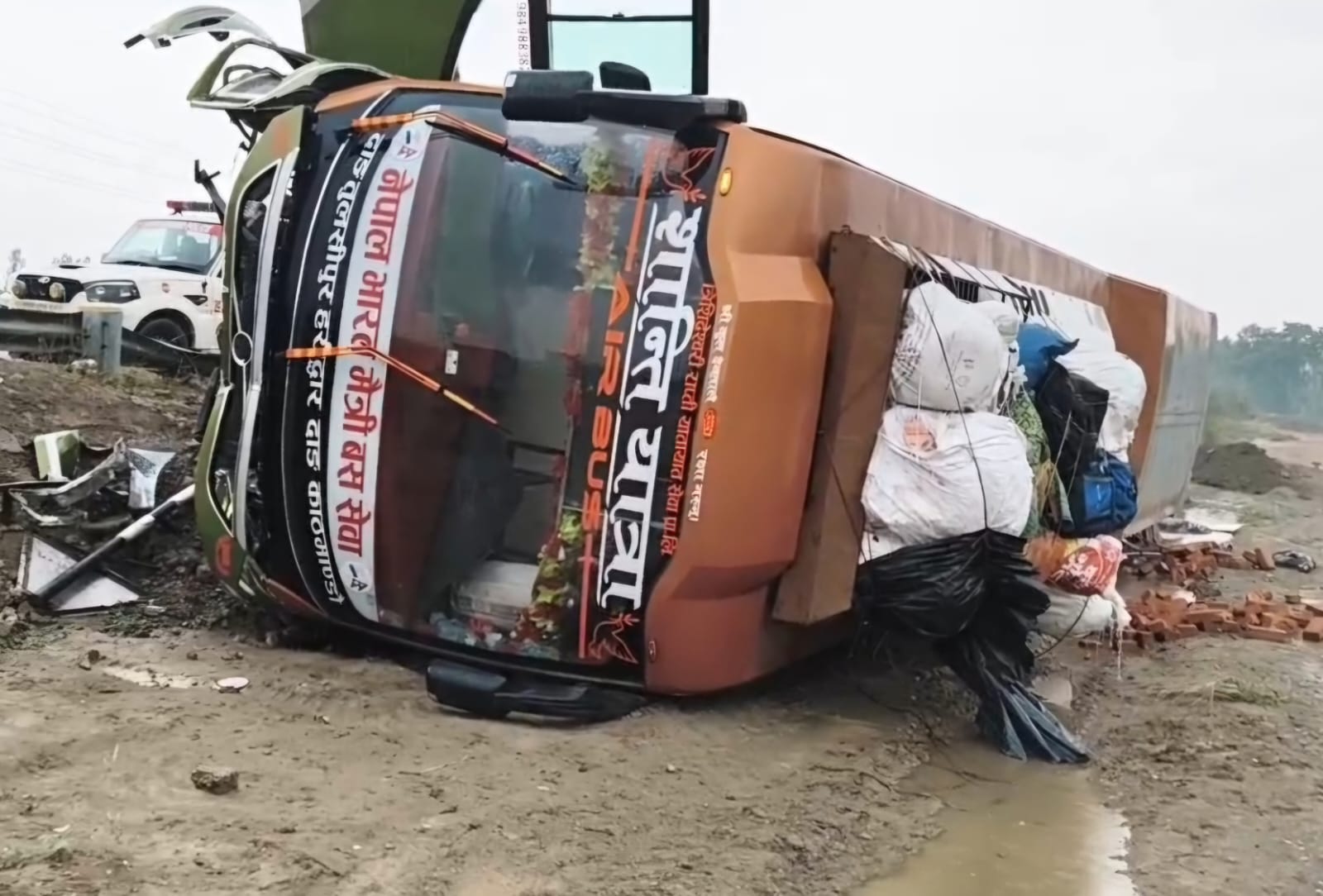 Rudrapur: गदरपुर में दर्दनाक बस हादसा, नेपाल जा रही मैत्री बस पलटने से एक माह की मासूम समेत 9 घायल