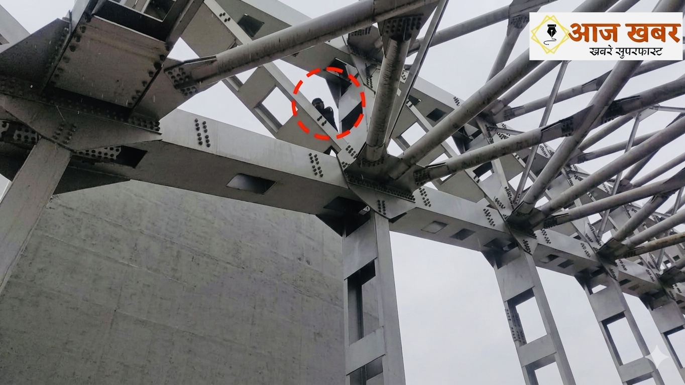 Uttarkashi: उत्तरकाशी में हाईवोल्टेज ड्रामा, जांच से नाराज चिन्यालीसौड़ के नगर पालिका अध्यक्ष ने आर्च ब्रिज पर चढ़कर डीएम को मौके पर बुलाने की करी मांग