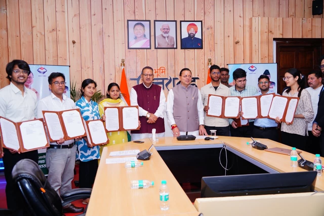Dehradun: मुख्यमंत्री धामी ने मानचित्रक के पद पर चयनित 12 अभ्यर्थियों को नियुक्ति पत्र किए प्रदान, कृषि व्यवस्था मजबूत करने पर जोर