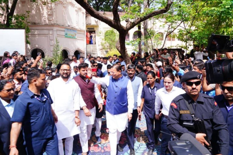 Dehradun: मुख्यमंत्री धामी ने डीएवी कॉलेज में आयोजित छात्रसंघ समारोह में किया प्रतिभाग, युवाओं को बताया राष्ट्र निर्माण की धुरी