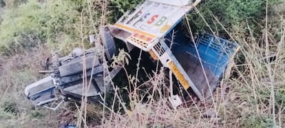 Tehri: सुबह-सुबह टिहरी में पिकअप खाई में गिरी, चालक की मौत और एक घायल रेस्क्यू