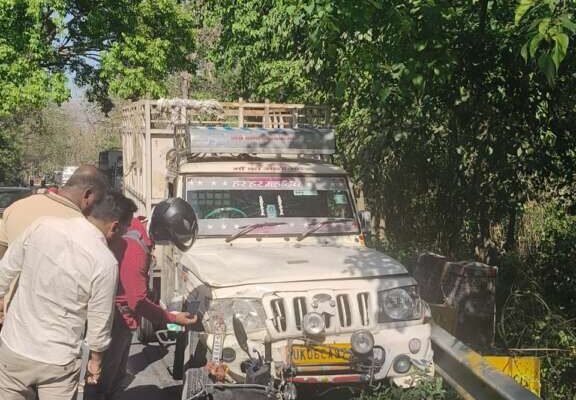 Haldwani: कालाढूंगी में दर्दनाक सड़क हादसा, पिकअप-स्कूटी भिड़ंत में 20 वर्षीय युवती की मौत, दूसरी गंभीर घायल