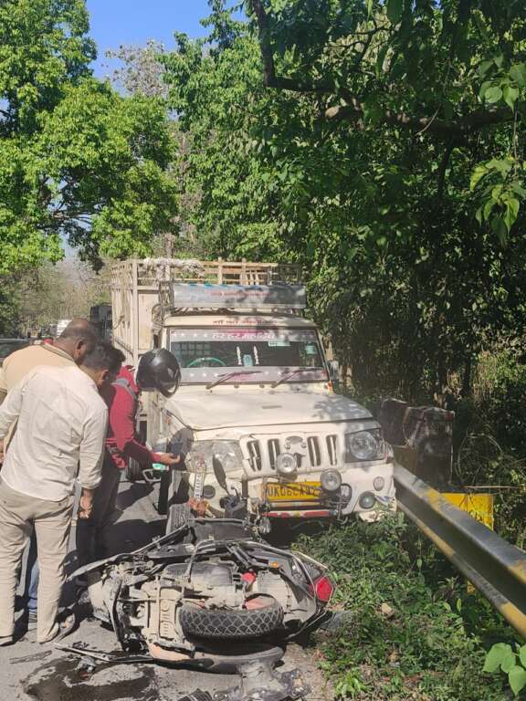 Haldwani: कालाढूंगी में दर्दनाक सड़क हादसा, पिकअप-स्कूटी भिड़ंत में 20 वर्षीय युवती की मौत, दूसरी गंभीर घायल