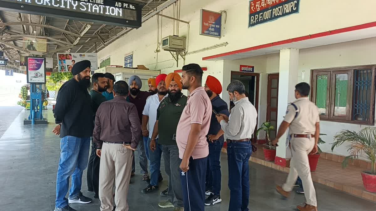 Rudrapur: संपर्क क्रांति ट्रेन में 7 लाख की सनसनीखेज लूट, बिलासपुर के पास हथियारबंद बदमाशों ने कर्मचारियों को बनाया निशाना