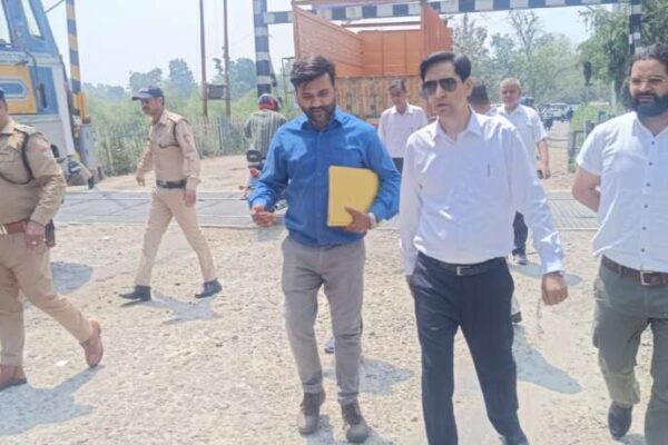 Haldwani: रेलवे लापरवाही से दिल्ली हाईवे पर खतरा, कमिश्नर के सख्त निर्देश पर मरम्मत तेज करने के आदेश