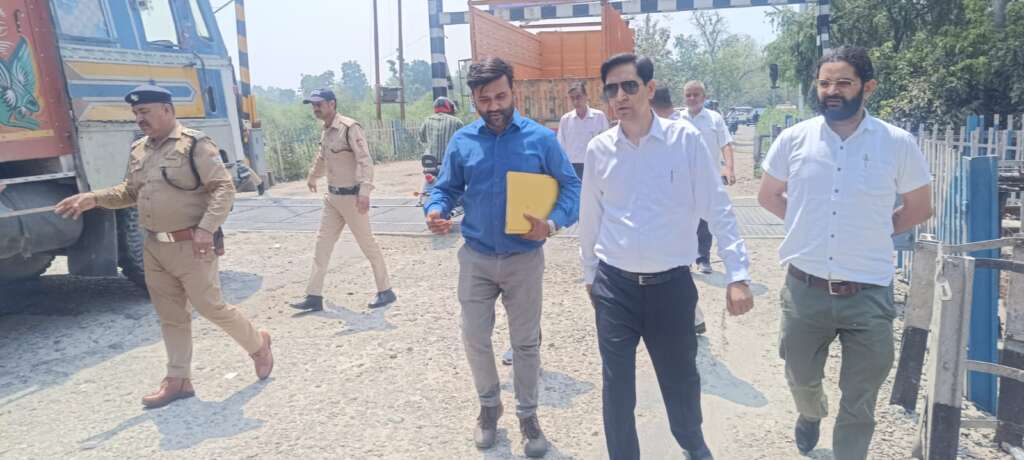 Haldwani: रेलवे लापरवाही से दिल्ली हाईवे पर खतरा, कमिश्नर के सख्त निर्देश पर मरम्मत तेज करने के आदेश