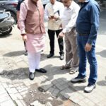 Dehradun: ग्राउंड ज़ीरो पर आकर मुख्यमंत्री धामी ने सीएम हेल्पलाइन शिकायतों का किया निरीक्षण, अधिकारियों को अपने मोबाइल से दिखाई स्थानीय स्थिति