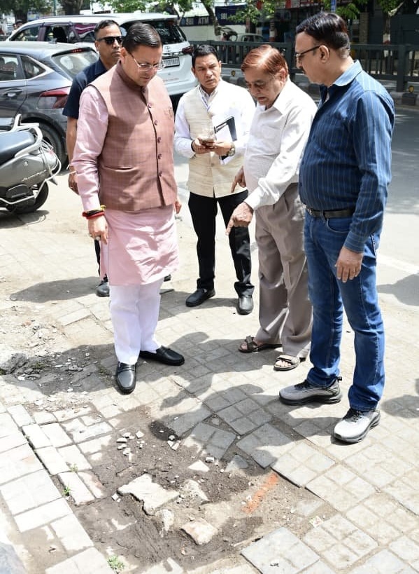 Dehradun: ग्राउंड ज़ीरो पर आकर मुख्यमंत्री धामी ने सीएम हेल्पलाइन शिकायतों का किया निरीक्षण, अधिकारियों को अपने मोबाइल से दिखाई स्थानीय स्थिति