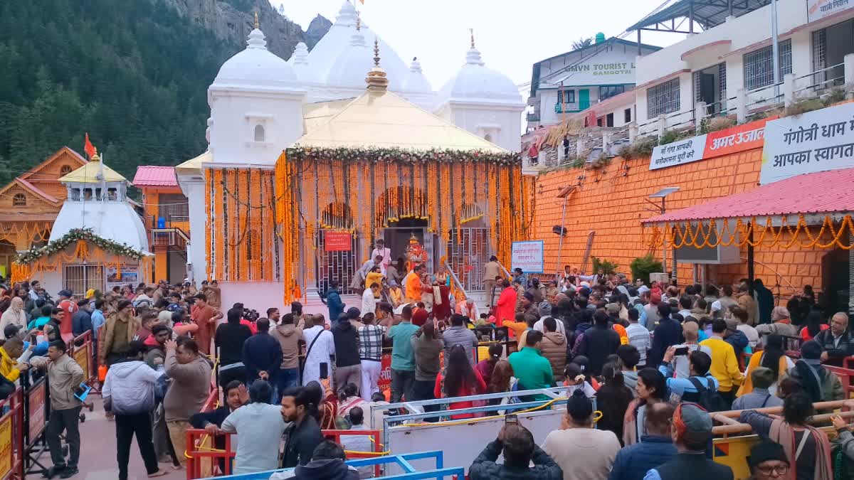 Uttarkashi: अक्षय तृतीया पर गंगोत्री धाम के कपाट खुले, सीएम पुष्कर सिंह धामी ने की पूजा, फूलों की वर्षा से गूंजा धाम