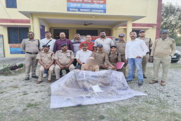 Champawat: चंपावत में वन विभाग और एसओजी की बड़ी कार्रवाई, रीठा साहिब में 2 मीटर लंबी गुलदार की खाल के साथ तस्कर गिरफ्तार