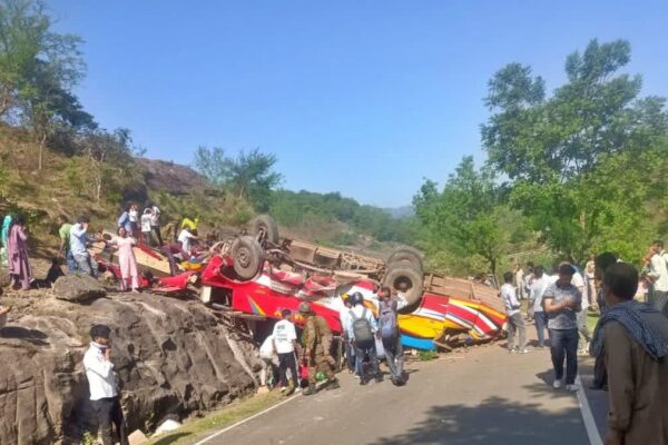 Jammu Kashmir: जम्मू-कश्मीर के उधमपुर में भीषण बस हादसा, खाई में यात्री बस गिरने सें 15 लोगों की मौत