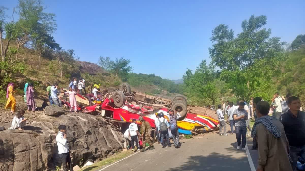 Jammu Kashmir: जम्मू-कश्मीर के उधमपुर में भीषण बस हादसा, खाई में यात्री बस गिरने सें 15 लोगों की मौत