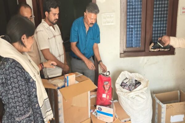 Rudrapur: दिनेशपुर में फर्जी डॉक्टर का बड़ा भंडाफोड़, छापेमारी में दवाओं के साथ तमंचा और बारहसिंघा के सींग बरामद