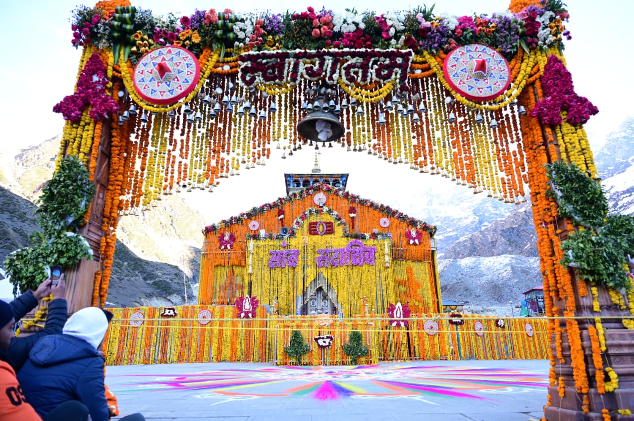 Uttarakhand: ‘जय बाबा केदार’ की गूंज से खुले केदारनाथ धाम के कपाट, 10 हजार श्रद्धालुओं की मौजूदगी में शुरू हुई पावन यात्रा