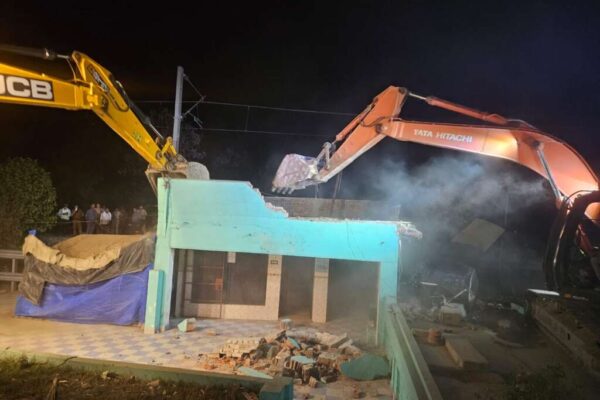 Rudrapur: रुद्रपुर में अवैध अतिक्रमण पर बड़ी कार्रवाई, रेलवे भूमि पर बनी अवैध मजार पर चला बुलडोजर