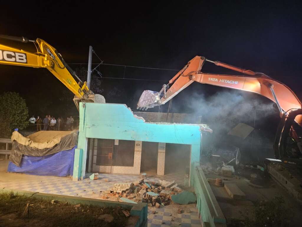Rudrapur: रुद्रपुर में अवैध अतिक्रमण पर बड़ी कार्रवाई, रेलवे भूमि पर बनी अवैध मजार पर चला बुलडोजर