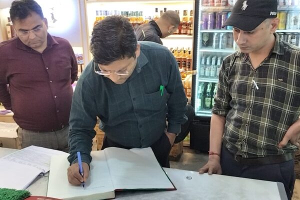 Haldwani: हल्द्वानी में शराब दुकानों पर छापा, ओवररेटिंग पर प्रशासन सख्त कार्रवाई में जुटा