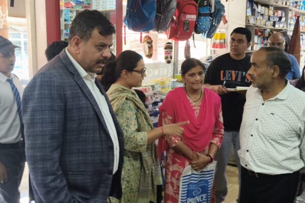 Haldwani: कालाढूंगी में प्रशासन का बड़ा एक्शन, किताबों और स्कूल ड्रेस की दुकानों पर छापा मार अनियमितताओं पर दिए सख्त निर्देश