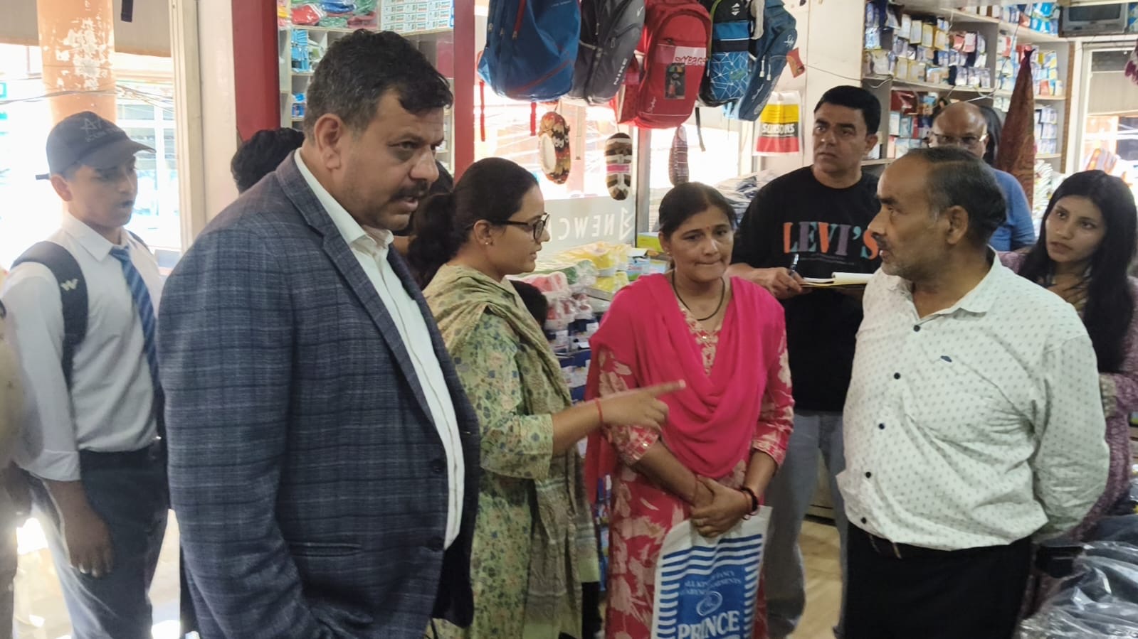 Haldwani: कालाढूंगी में प्रशासन का बड़ा एक्शन, किताबों और स्कूल ड्रेस की दुकानों पर छापा मार अनियमितताओं पर दिए सख्त निर्देश