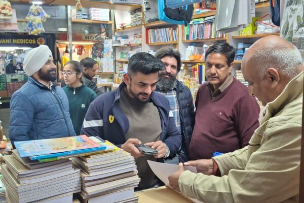 Nainital: बुकसेलर्स और स्कूलों की मनमानी पर प्रशासन सख्त, डीएम रयाल के निर्देश में बुकसेलर्स की दुकानों पर प्रशासन का आकस्मिक निरीक्षण अभियान