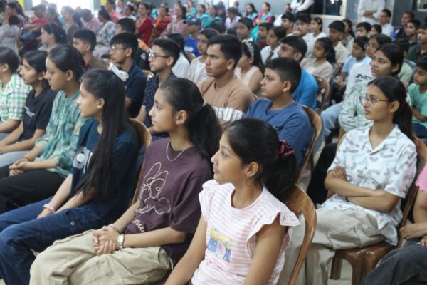 Haldwani: हल्द्वानी के सीनियर सेकेंडरी स्कूल में नव प्रवेशित छात्रों का भव्य स्वागत, शिक्षा के साथ व्यक्तित्व विकास पर जोर