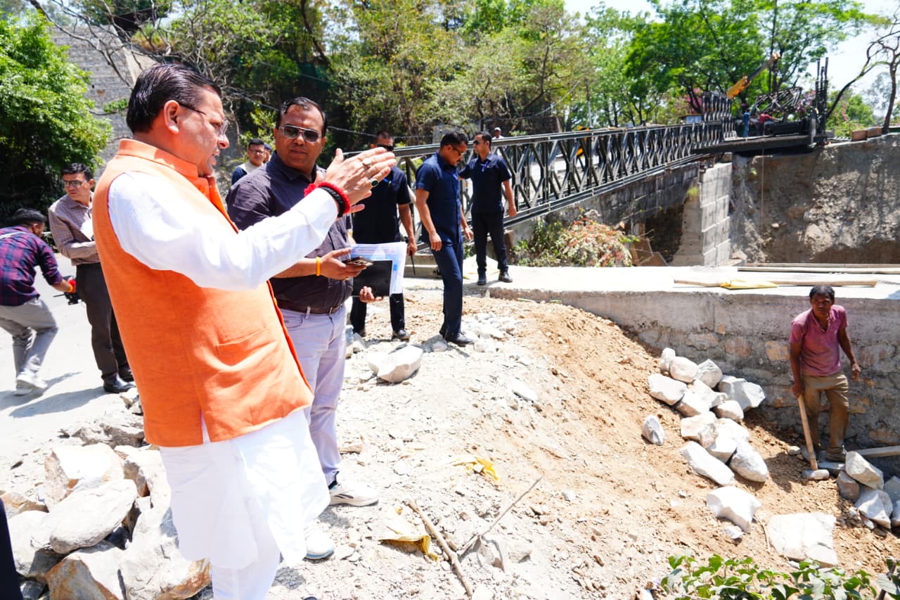 Dehradun: मुख्यमंत्री धामी ने मसूरी रोड स्थित शिव मंदिर के निर्माणाधीन पुल का किया स्थलीय निरीक्षण, निर्माण कार्य में तेजी लाने के दिए निर्देश