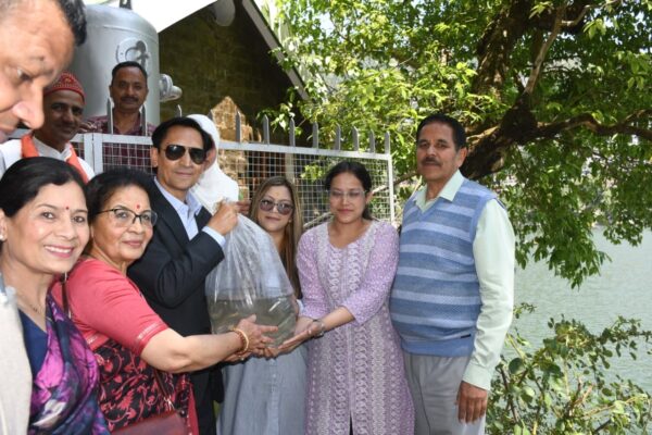 Nainital: आयुक्त दीपक रावत की मौजूदगी में नैनी झील में 35 साल बाद स्नो ट्राउट की वापसी, 300 मछलियों का संरक्षण शुरू
