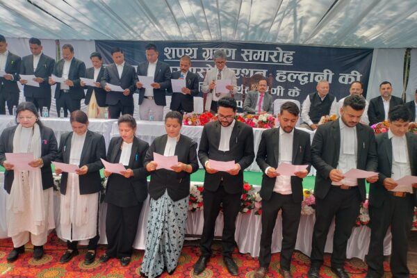 Haldwani: हल्द्वानी जजी कोर्ट में बार एसोसिएशन का शपथ ग्रहण समारोह सम्पन्न, न्यायमूर्ति थपलियाल ने बार-बेंच समन्वय पर दिया जोर