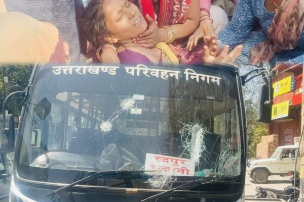 Haldwani: रानीबाग में रोडवेज बस की चपेट में आकर 5 साल की मासूम बच्ची की मौत, आक्रोशित भीड़ ने बस पर किया पथराव