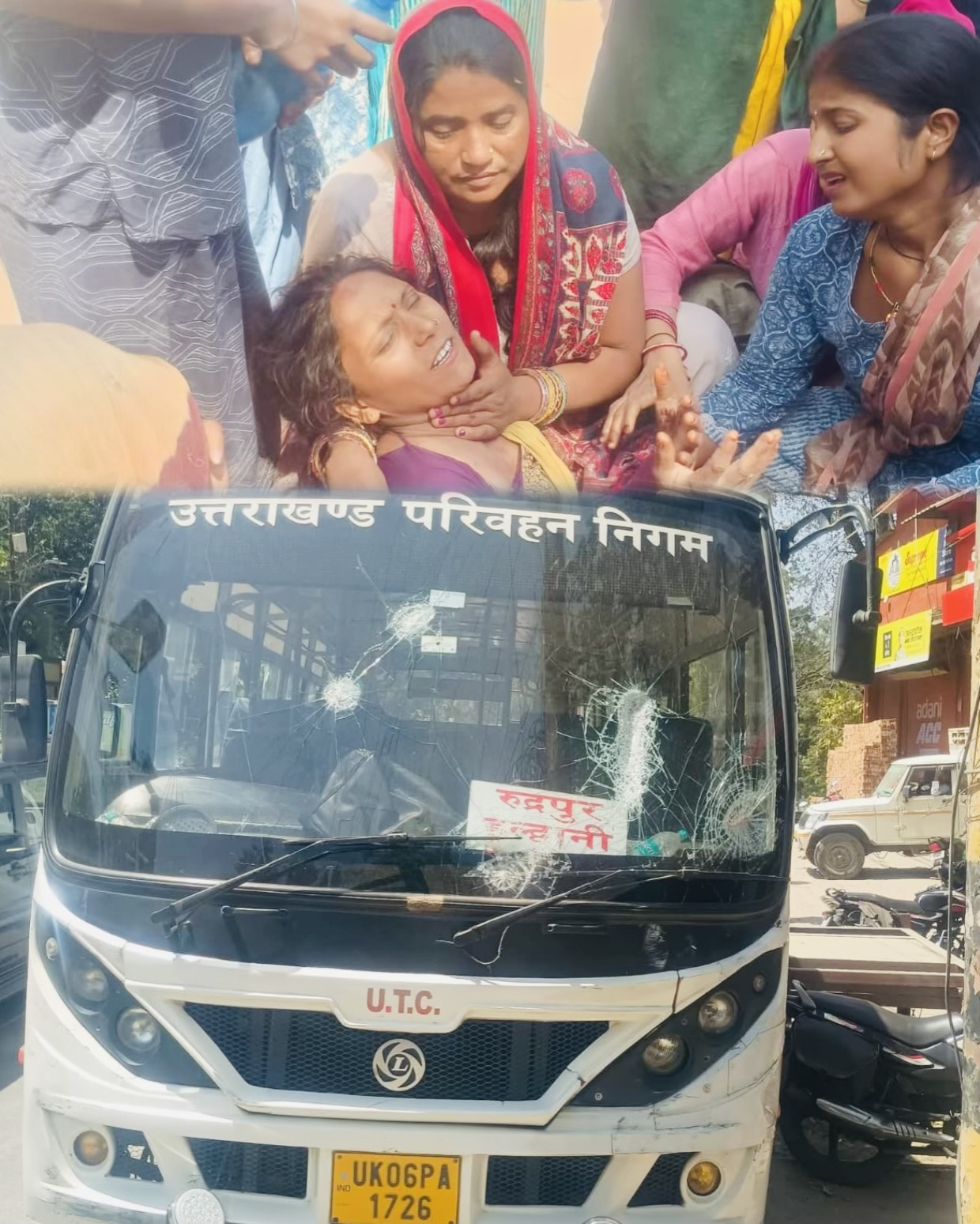 Haldwani: रानीबाग में रोडवेज बस की चपेट में आकर 5 साल की मासूम बच्ची की मौत, आक्रोशित भीड़ ने बस पर किया पथराव