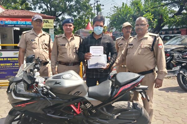 Haldwani: हल्द्वानी में महिला से चेन स्नैचिंग करने वाला हिस्ट्रीशीटर गिरफ्तार, छीनी गई चेन और अवैध तमंचा बरामद