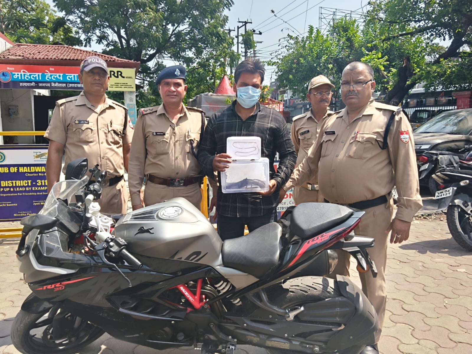 Haldwani: हल्द्वानी में महिला से चेन स्नैचिंग करने वाला हिस्ट्रीशीटर गिरफ्तार, छीनी गई चेन और अवैध तमंचा बरामद