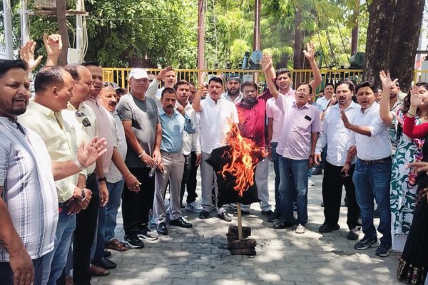 Haldwani: पेट्रोल-डीजल की बढ़ती कीमतों पर हल्द्वानी में कांग्रेस का उग्र प्रदर्शन, भाजपा सरकार का पुतला फूंक जताया विरोध