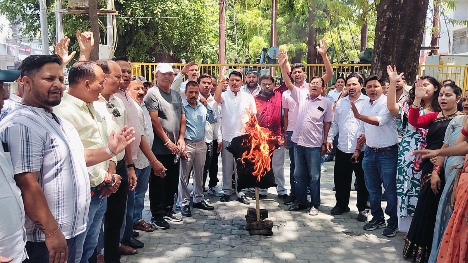Haldwani: पेट्रोल-डीजल की बढ़ती कीमतों पर हल्द्वानी में कांग्रेस का उग्र प्रदर्शन, भाजपा सरकार का पुतला फूंक जताया विरोध
