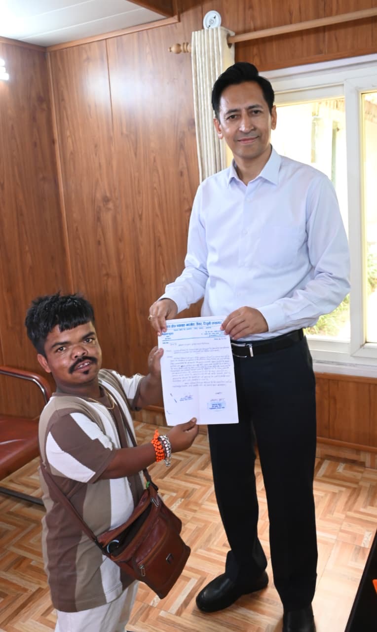 Haldwani- हल्द्वानी में जनसुनवाई: कुमाऊं आयुक्त दीपक रावत ने सुनीं लोगों की समस्याएं, कई मामलों का मौके पर निस्तारण।