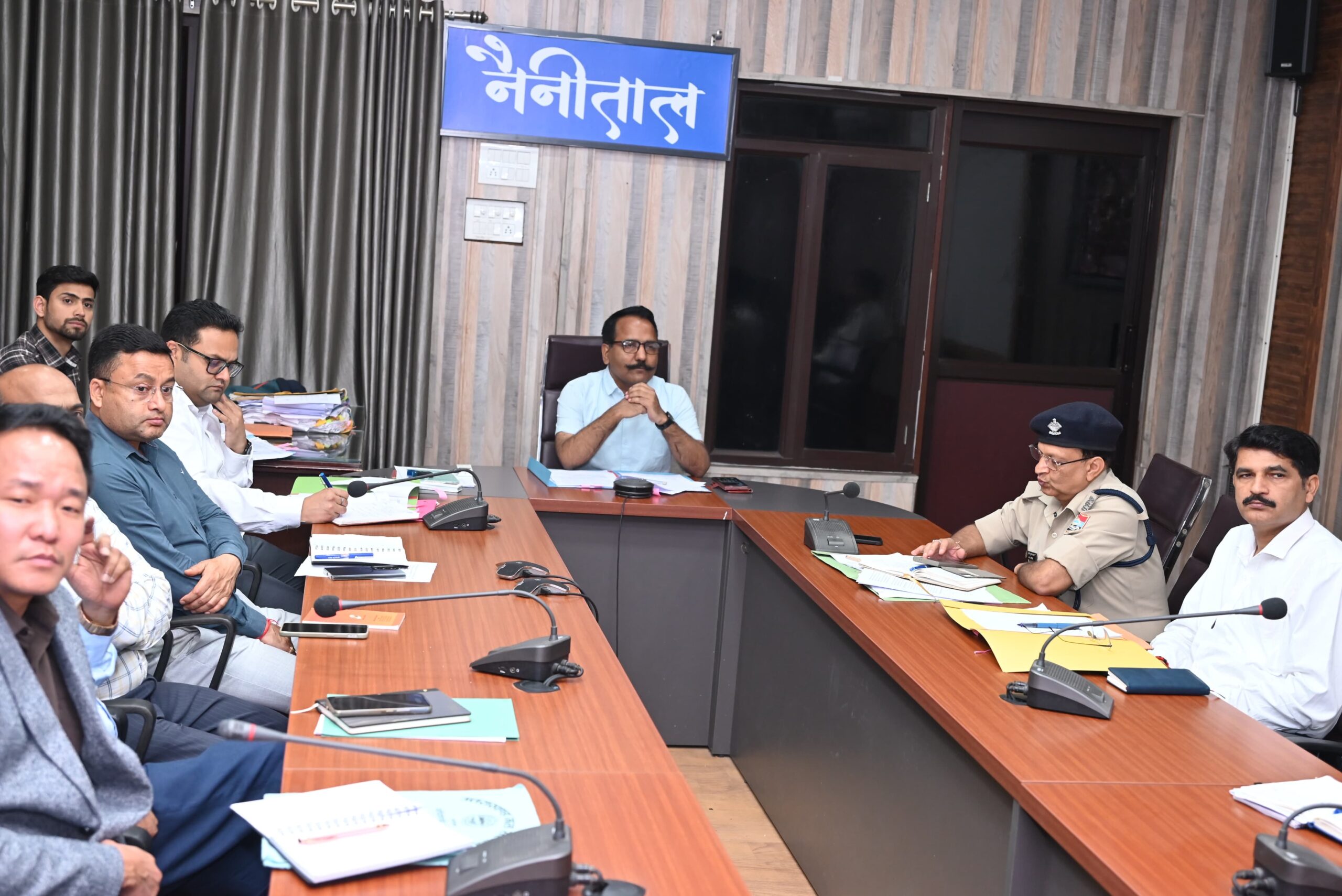 Uttarakhand: मानसून से पहले सरकार अलर्ट, मुख्य सचिव ने दिए गड्ढामुक्त सड़कें और नदी ड्रेजिंग के निर्देश