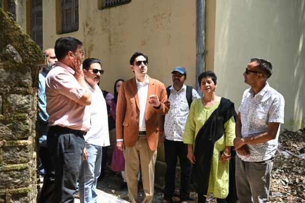 Nainital: डीएसबी कैंपस के हिमालय संग्रहालय पहुंचे आयुक्त दीपक रावत, शोधार्थियों से संवाद कर दिए शोध और संस्कृति संरक्षण के अहम सुझाव