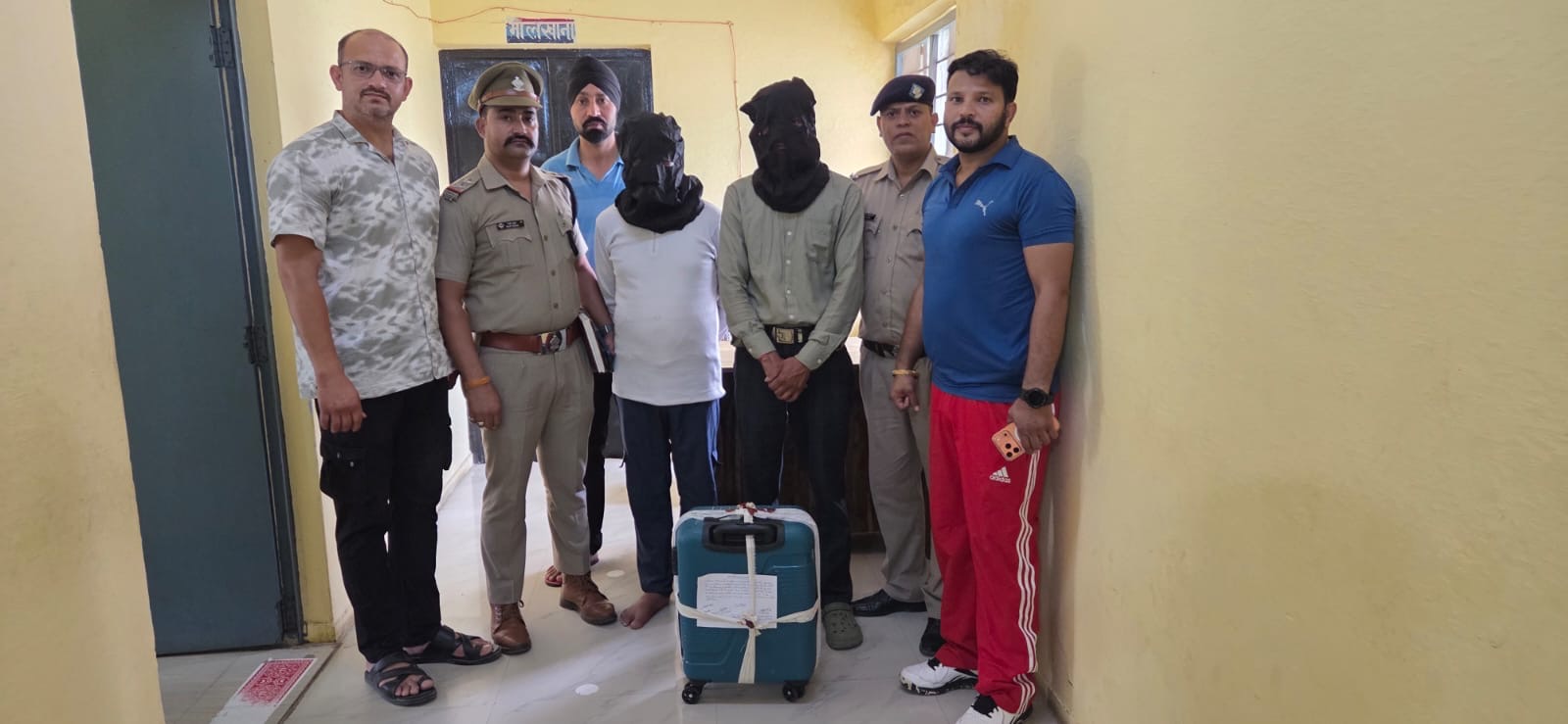 Haldwani: हल्द्वानी में नशे के कारोबार पर बड़ा प्रहार, बुटीक की दुकान से 10 लाख की 5 किलो चरस बरामद, दो तस्कर गिरफ्तार