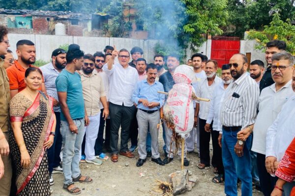 Haldwani: राहुल गांधी की अल्मोड़ा रैली को ऐतिहासिक बनाने में जुटी युवा कांग्रेस, CUET पेपर लीक के विरोध में सरकार का पुतला फूंका