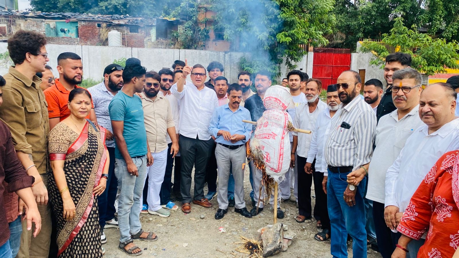Haldwani: राहुल गांधी की अल्मोड़ा रैली को ऐतिहासिक बनाने में जुटी युवा कांग्रेस, CUET पेपर लीक के विरोध में सरकार का पुतला फूंका