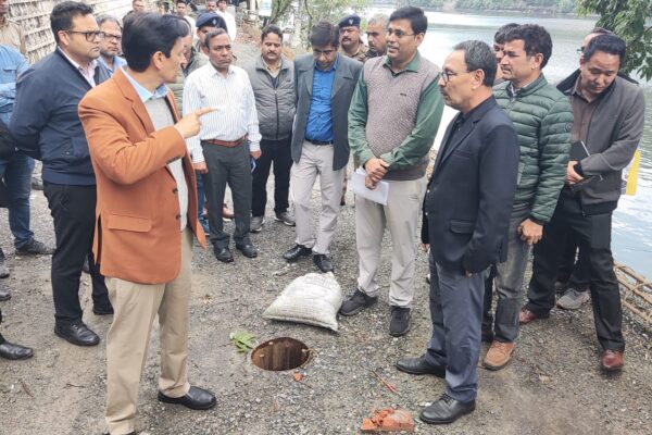 Nainital: आयुक्त दीपक रावत का नैनीताल में सख्त निरीक्षण, निर्माण कार्यों की धीमी रफ्तार और गंदगी पर अधिकारियों को लगाई फटकार
